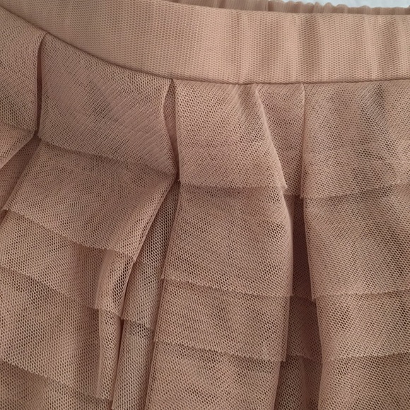 BCBG nude ruffle skirt( very Sex and the City SJP) - Picture 3 of 6
